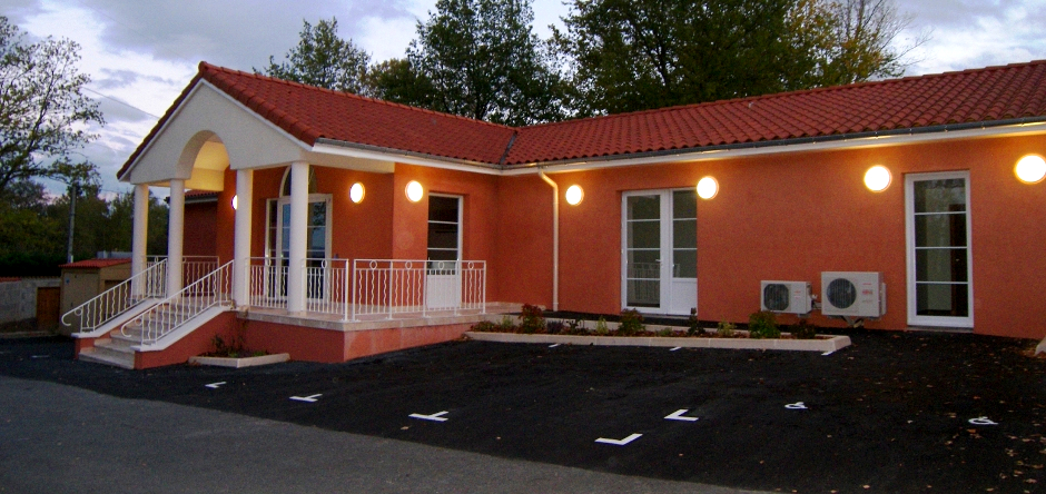 Parking sécurisé et gratuit accessible 24/24.